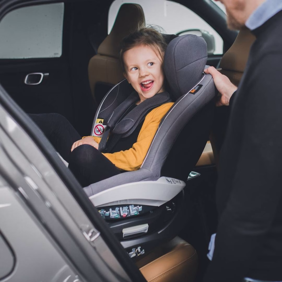 Foteliki obrotowe – 180 czy 360 stopni?