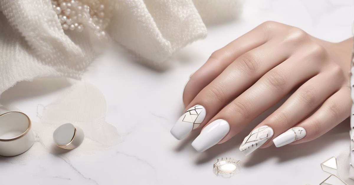 Białe paznokcie 2025: Modne inspiracje i najnowsze wzory